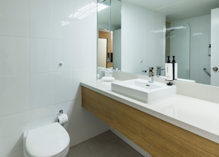 Deluxe-King-Bathroom-960x580 (1)