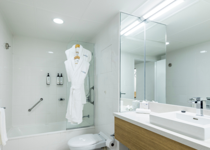 Superior-King-Balcony-Suite-Bathroom-1-960x580 (1)